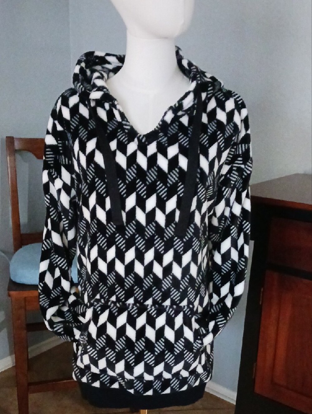 Vera Bradley Black & White Geometric Hooded Pullover - Picture 3 of 12